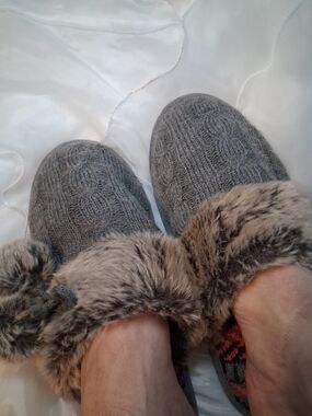 Cozy Gray Faux Fur Cable Knit Slippers
